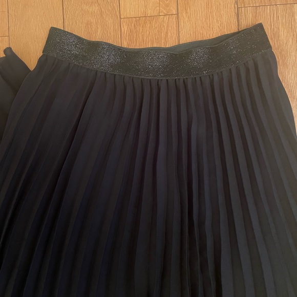 LE LISTEN - Pleated Skirt - Picture 2 of 4